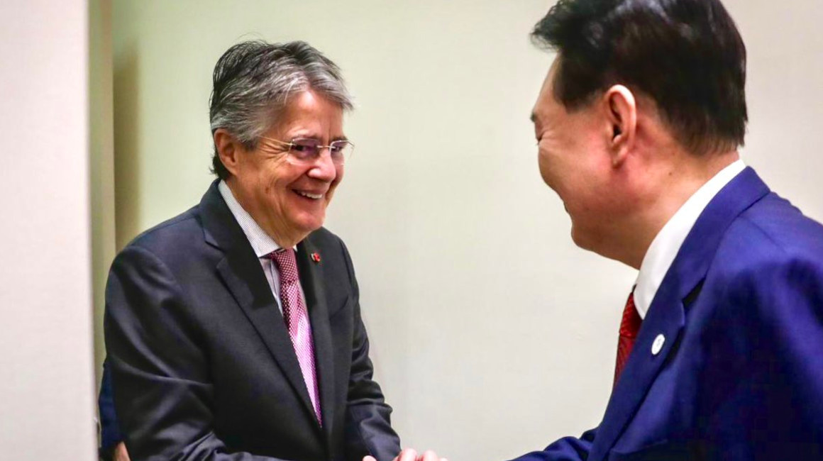 Presidente Guillermo Lasso y su homólogo surcoreano, Yoon Suk-Yeol, en un encuentro en Nueva York, el 21 de septiembre de 2023.