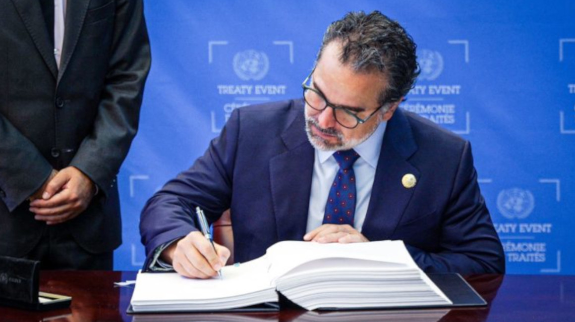 Canciller de Ecuador, Gustavo Manrique, firmando el Tratado de la Alta Mar, el 21 de septiembre de 2023, en Nueva York.