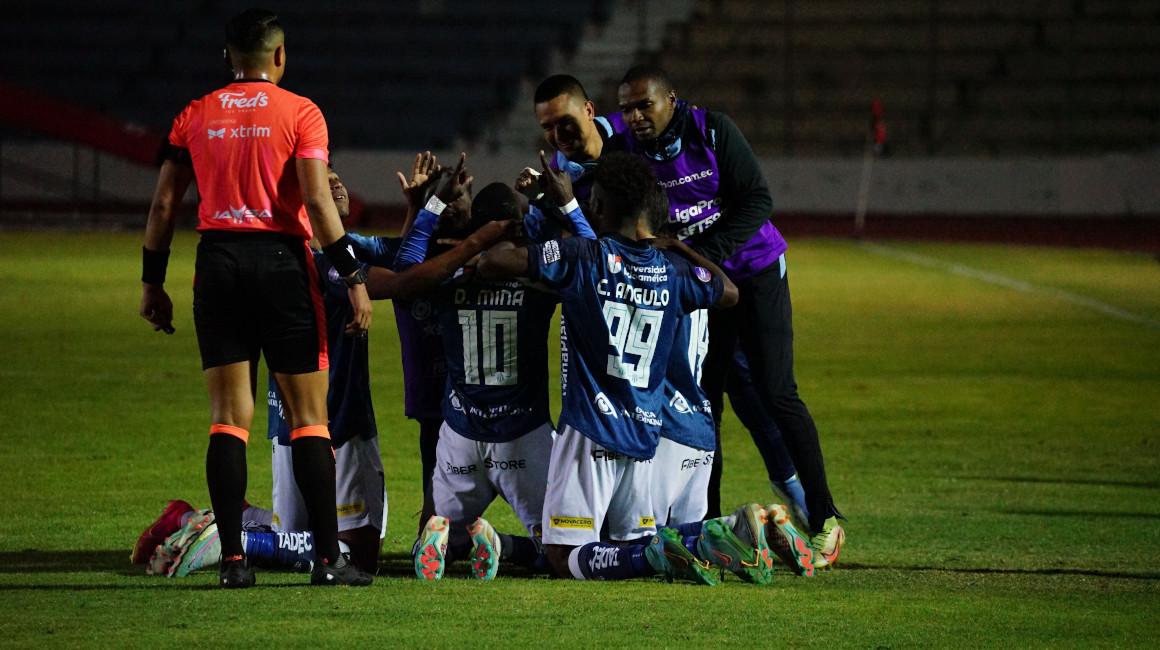 Los jugadores de Macará festejan uno de los goles ante Vargas Torres en el estadio La Cocha, el 21 de septiembre de 2023.
