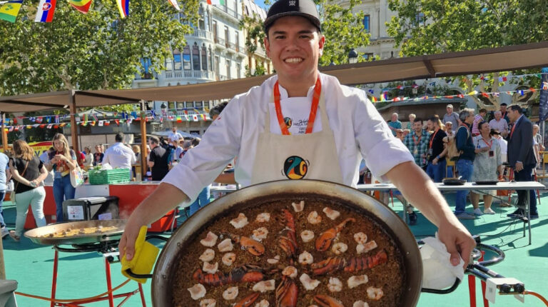 Chef ecuatoriano gana segundo lugar en concurso mundial de paellas