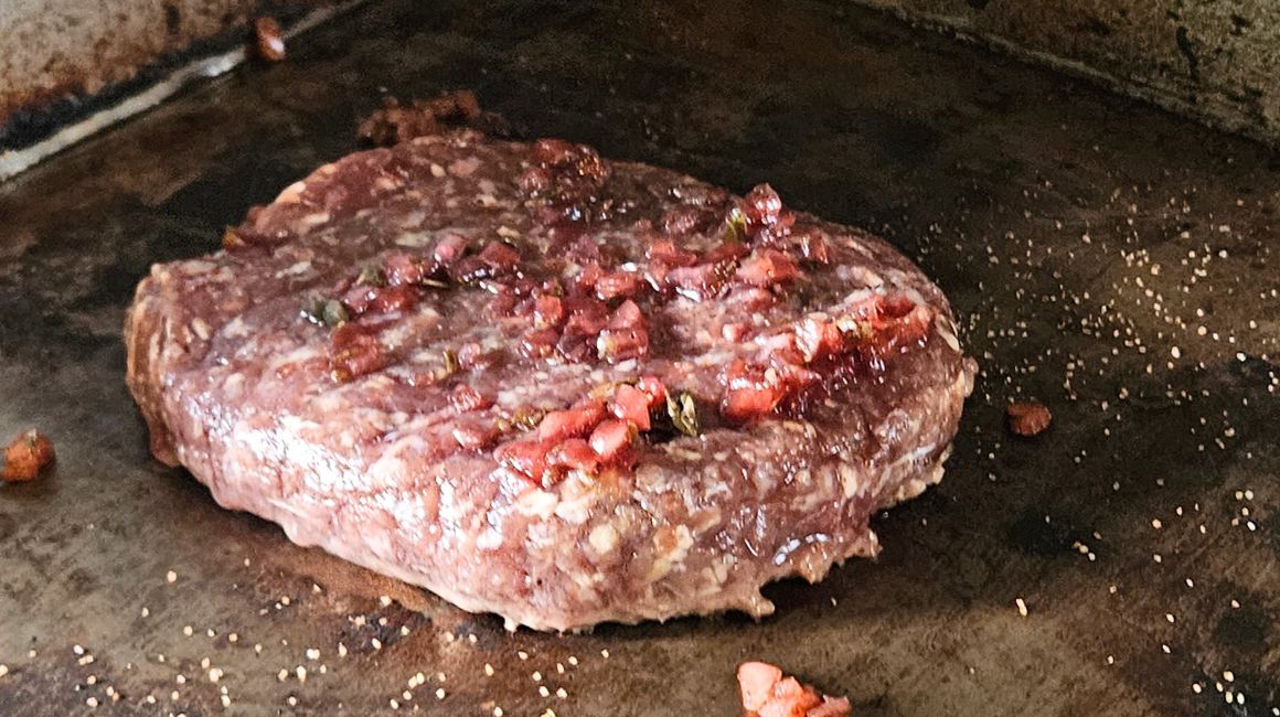 En Romero's Burger rocían la carne con vino durante su cocción.