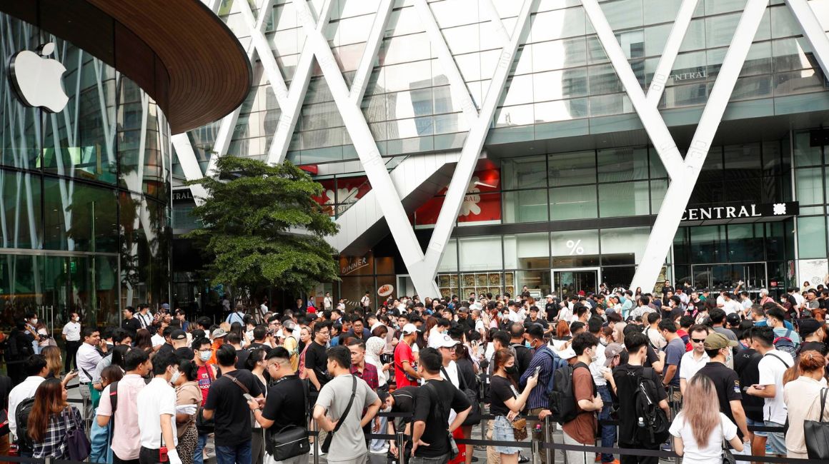 Decenas de compradores hacen filas en una tienda de Apple en Bangkok, Thailandia, el 22 de septiembre de 2023.