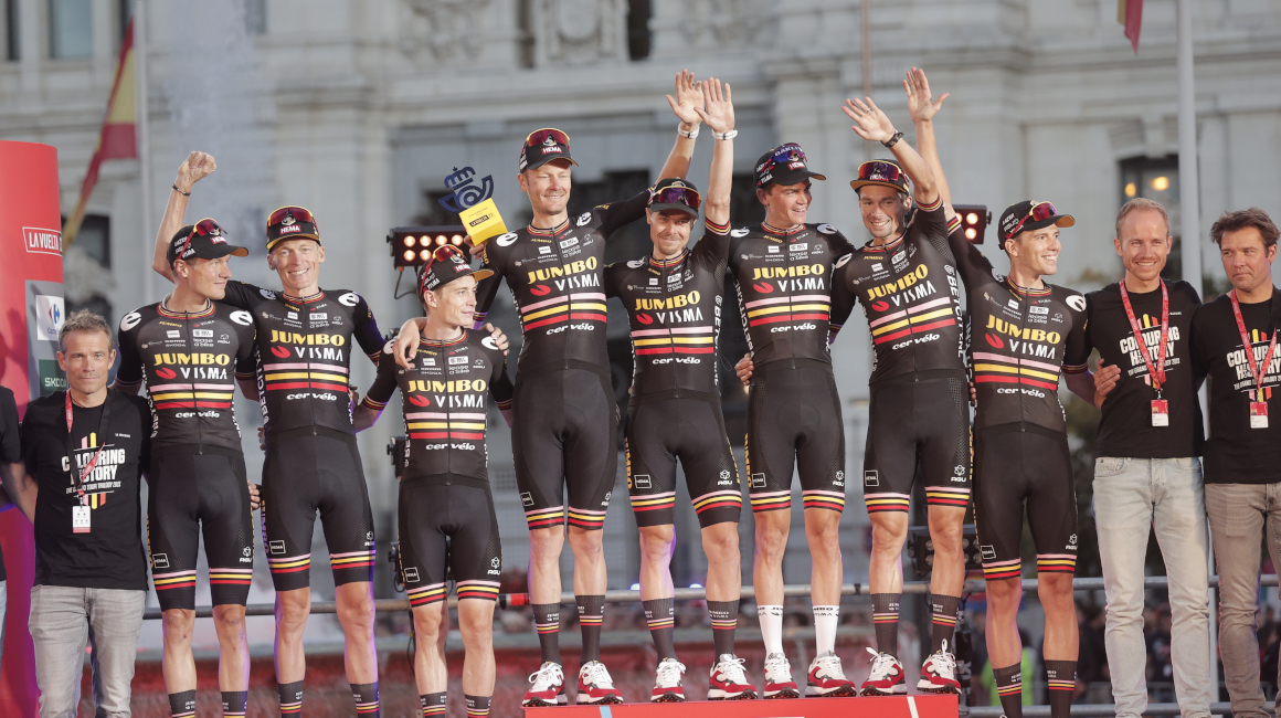 Los ciclistas del Jumbo-Visma reciben el trofeo tras quedar en primer lugar en la clasificación por equipos, durante la entrega de trofeos a la finalización de La Vuelta Ciclista a España, este 17 de septiembre de 2023.