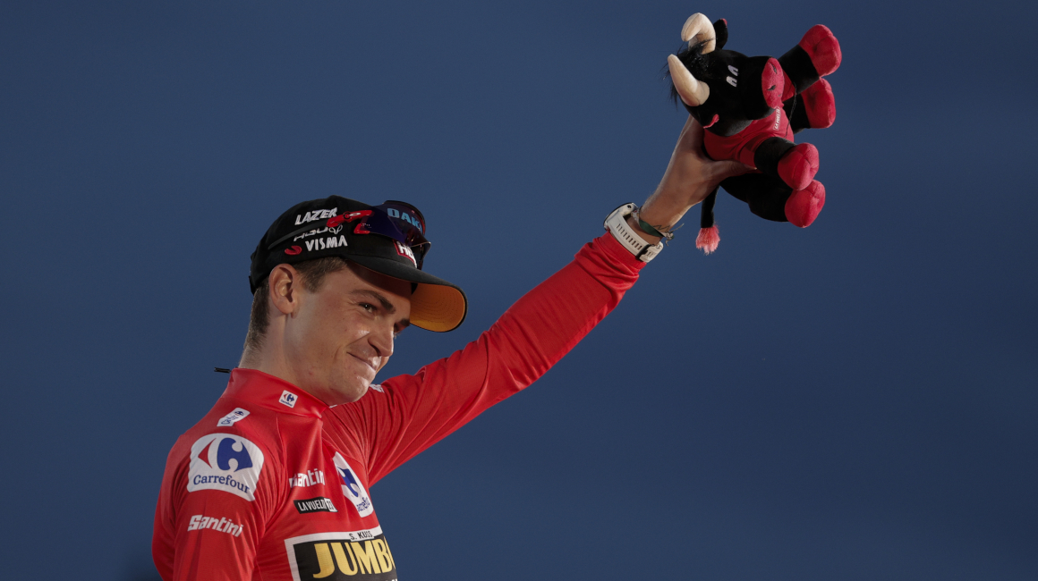 El ciclista estadounidense del Jumbo Visma, Sepp Kuss, celebra su victoria en la Vuelta Ciclista a España que ha finalizado este 17 de septiembre de 2023.