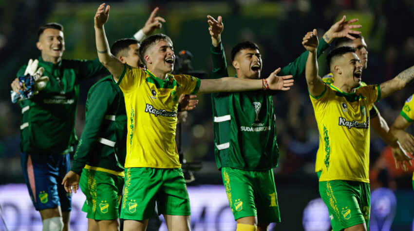 Los jugadores de Defensa y Justicia celebran la clasificación a semifinales de la Sudamericana.