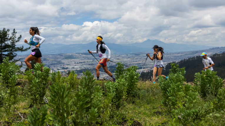 Atletas recorren la ruta de la carrera de Ultra Trail en Quito.