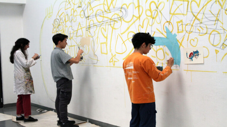 La Casa de la Cultura ofreció un taller de arte experimental para estudiantes. 