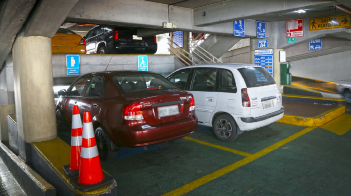 Dos autos permanecen estacionados en el parqueadero Montúfar, de Quito, el 22 de septiembre de 2023.