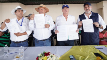 Representantes de la Federación Nacional de Productores de Plátano del Ecuador (Fenaprope) y autoridades de Banecuador. 