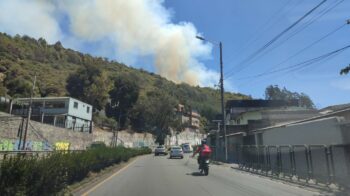 Columnas de humo causadas por el incendio en el Itchimbía.