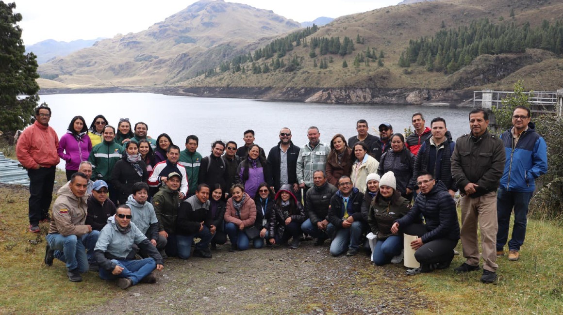 Autoridades ambientales de Ecuador, en la creación del Refugio de Vida Silvestre Machángara Tomebamba.