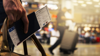 Imagen referencial de un viajero en un aeropuerto con pasaporte en mano. 