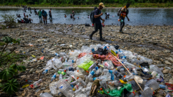 Migrantes cruzan el río Tuquesa cerca del pueblo de Bajo Chiquito, el primer control fronterizo de la provincia de Darién en Panamá, el 22 de septiembre de 2023.