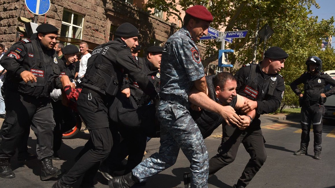 La policía de Armenia detiene a manifestantes que protestaron por la derrota en Nagorno Karabaj.
