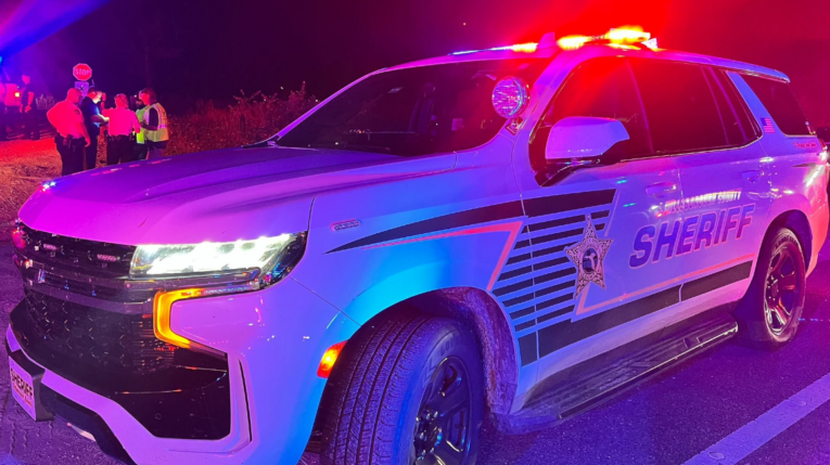 Carro de la Policía estacionado cerca del lugar donde chocaron una camioneta y un tren de carga, en Florida, Estados Unidos, el 23 de septiembre de 2023. 