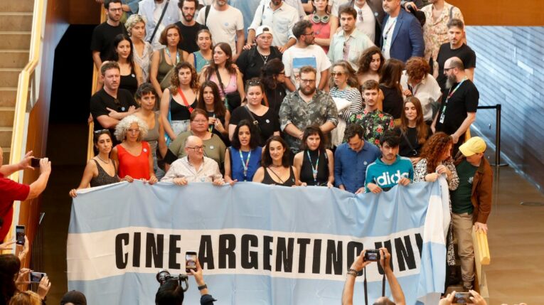 Cineastas argentinos protestan en contra del candidato Javier Milei, en San Sebastián.