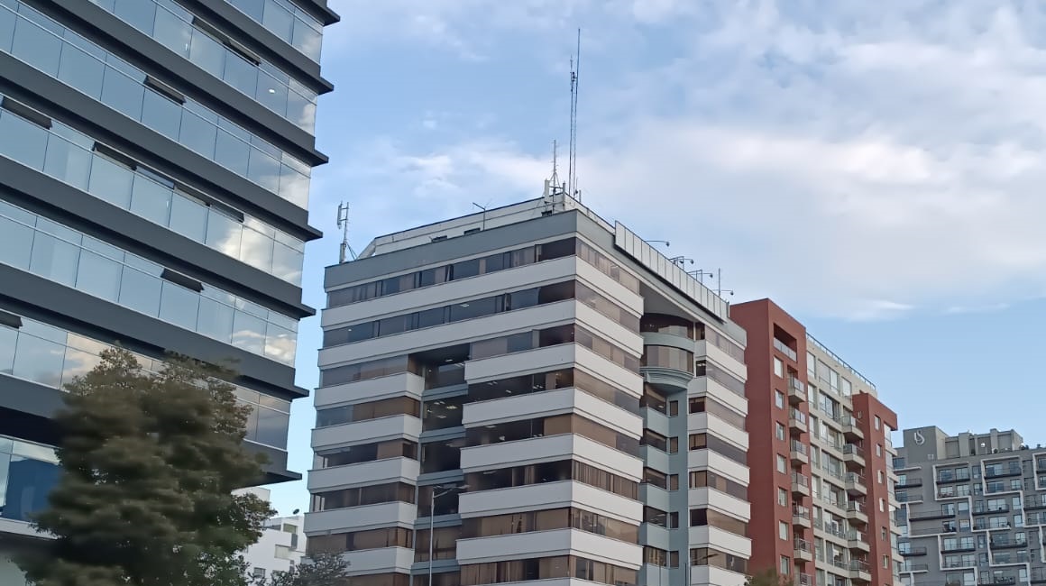 Edificios de departamentos y oficinas en el centro norte de Quito, 31 de agosto de 2023.