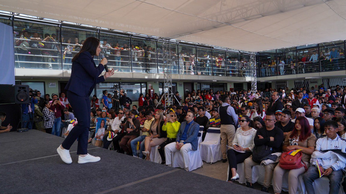 La candidata Luisa González en un evento con choferes en Quito, el 23 de septiembre de 2023.