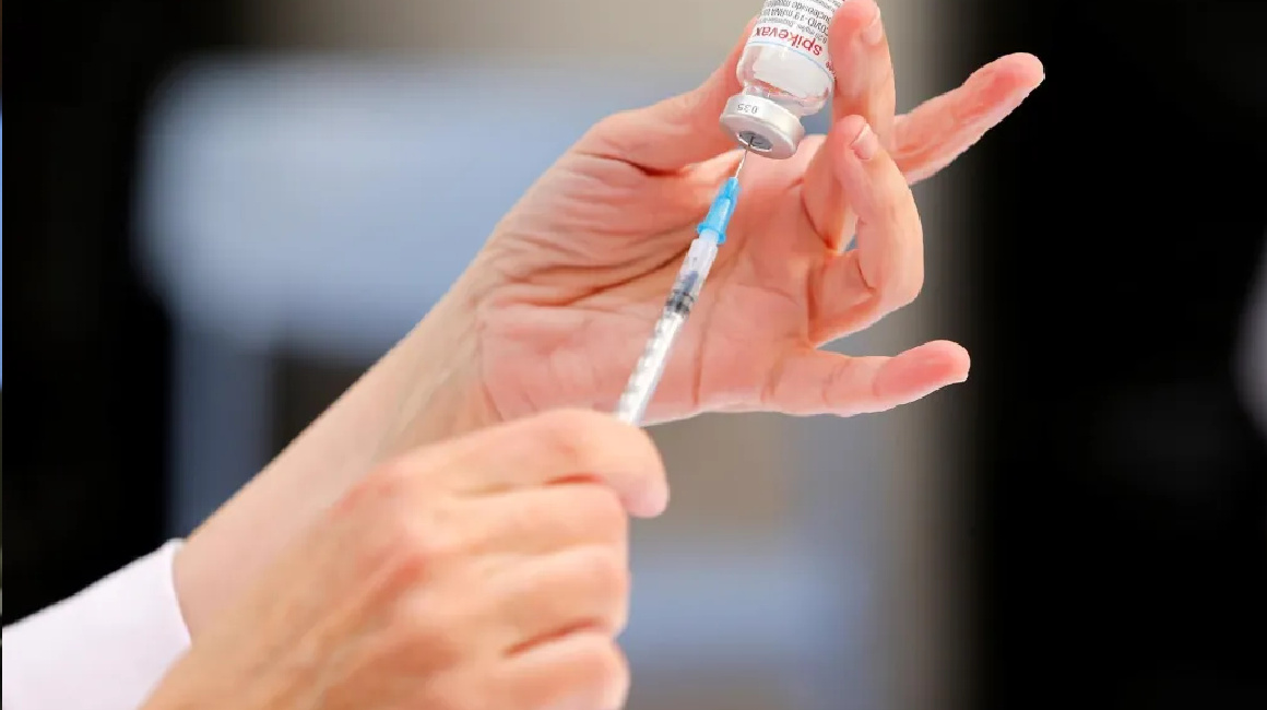 Una enfermera prepara una vacuna contra el covid.