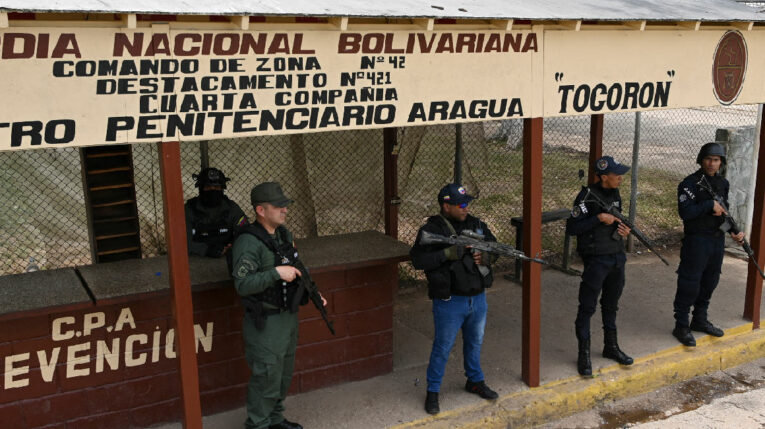 Fuerzas de seguridad venezolanas hacen guardia en la prisión de Tocorón, en Venezuela, el 23 de septiembre de 2023.