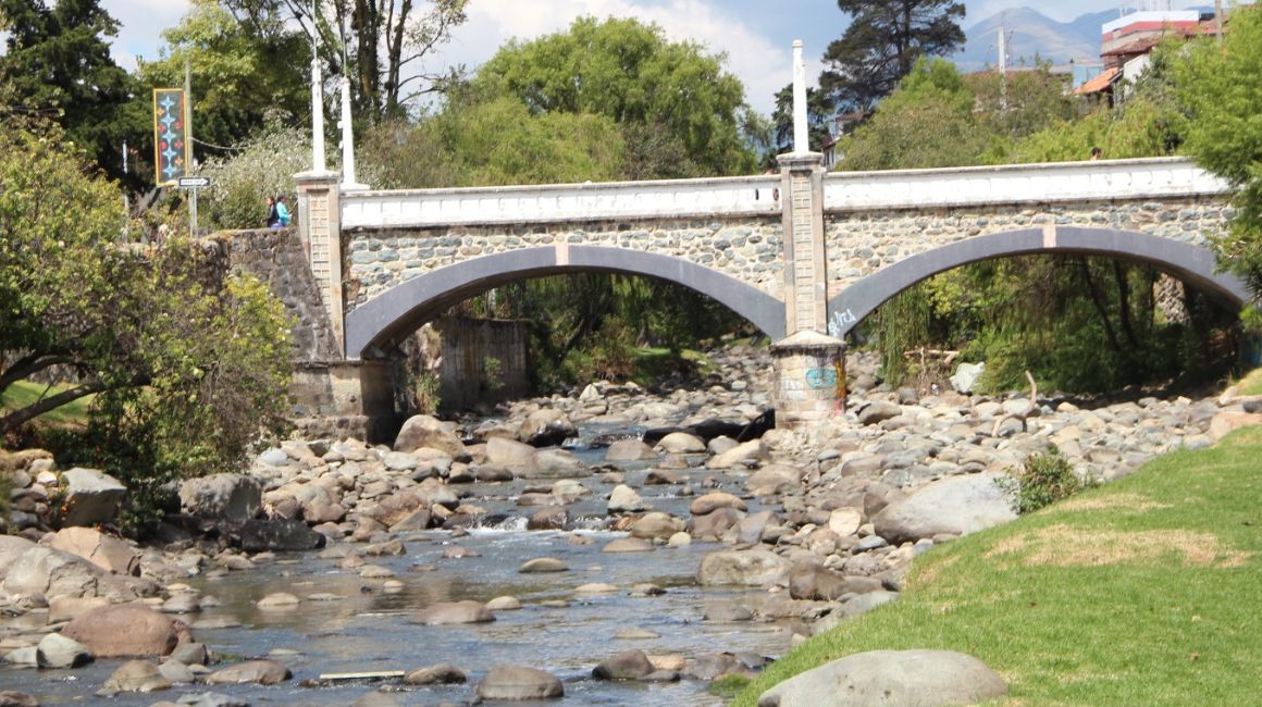 El río Tomebamba registra un bajo caudal los últimos días de septiembre de 2023.