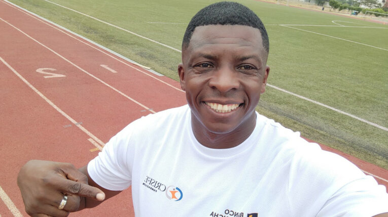 Gudman Chalá sonríe durante un entrenamiento en Guayaquil, en septiembre de 2023.