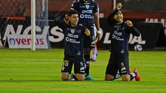 Kendry Páez y Marcelo Moreno Martins celebran en el partido de Independiente del Valle ante Técnico Universitario, el 23 de septiembre de 2023.