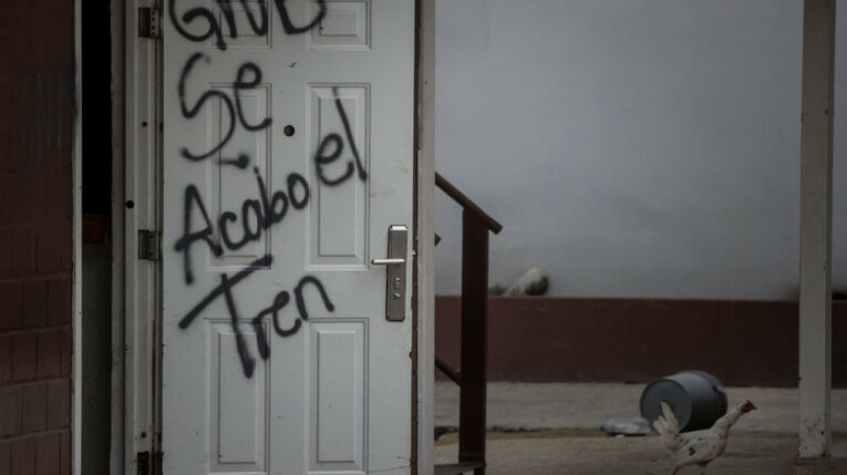 Vista frontal de una puerta con un mensaje alusivo al Tren de Aragua, en la cárcel de Tocorón, Venezuela, el 20 de septiembre de 2023. 