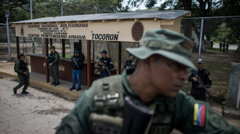 Militares durante un operativo en la entrada del centro penitenciario Tocorón, en Tocorón (Venezuela), el 23 de septiembre de 2023. El ministro de Interior y Justicia de Venezuela, Remigio Ceballos, negó que haya habido 