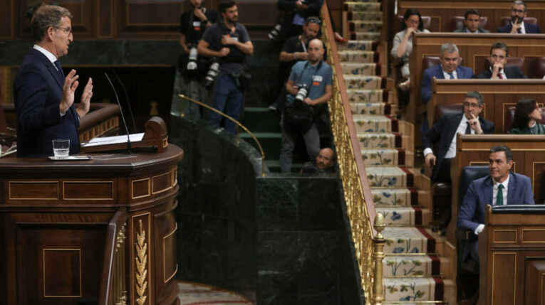 El presidente del PP, Alberto Núñez Feijóo, interviene en presencia del titular del Gobierno en funciones, Pedro Sánchez, en la primera sesión de su debate de investidura, el 26 de septiembre de 2023. 