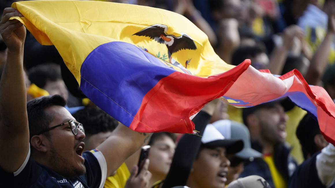 Bandera del Ecuador en el partido ante Uruguay.
