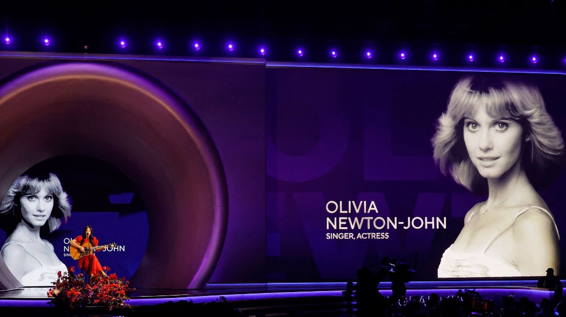 Una imagen de la fallecida Olivia Newton-John se proyectó durante la 65.a entrega de los Premios Grammy en febrero de 2023, en Los Ángeles.