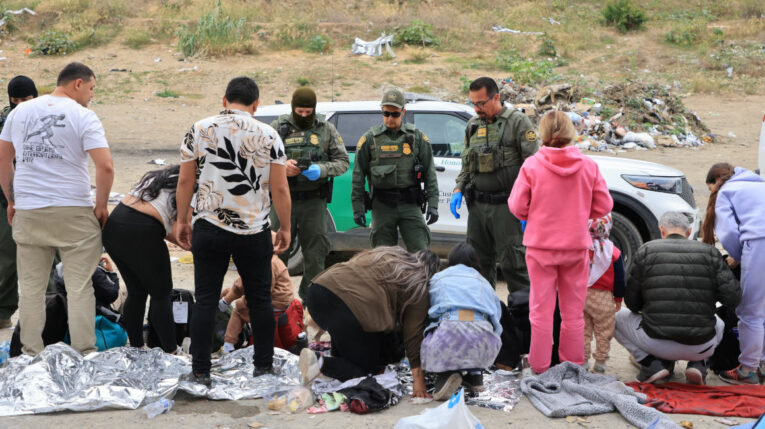 La Patrulla Fronteriza de Estados Unidos procesa a un grupo de migrantes en San Diego, el 22 de septiembre de 2023.