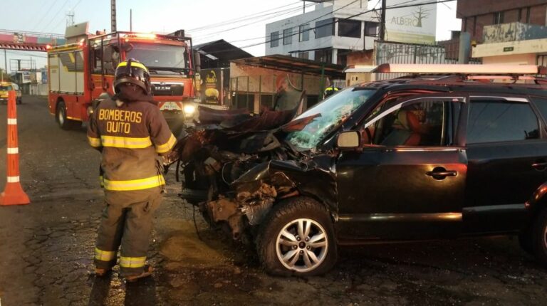 Quito: Tráiler impactó a un vehículo en la avenida Mariscal Sucre