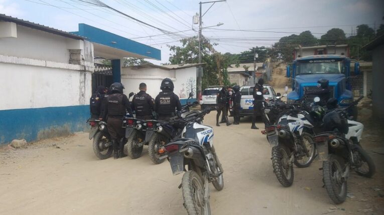 Policías en los exteriores de una escuela de Nueva Prosperina en Guayaquil.