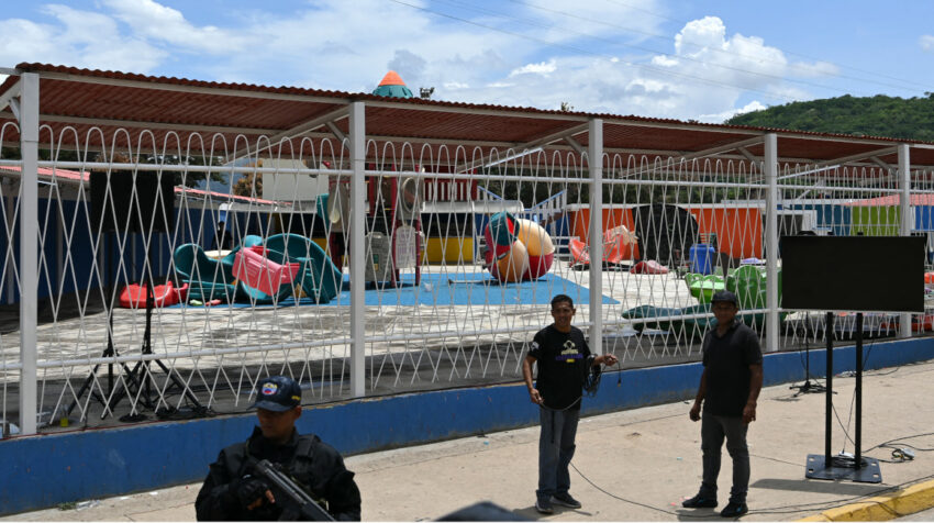 Policías resguardan un sector de la cárcel de Tocorón en Venezuela, donde había un parque infantil. 