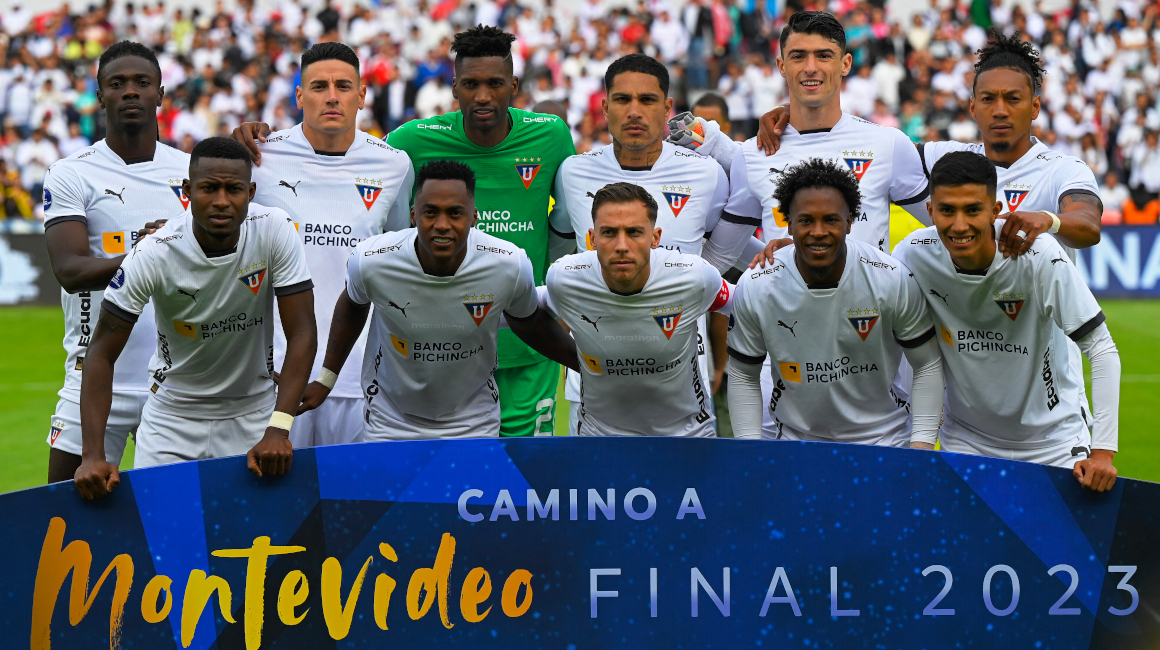Los jugadores de Liga de Quito posan previo al partido de ida de los cuartos de final de la Copa Sudamericana ante Sao Paulo, el 24 de agosto de 2023.