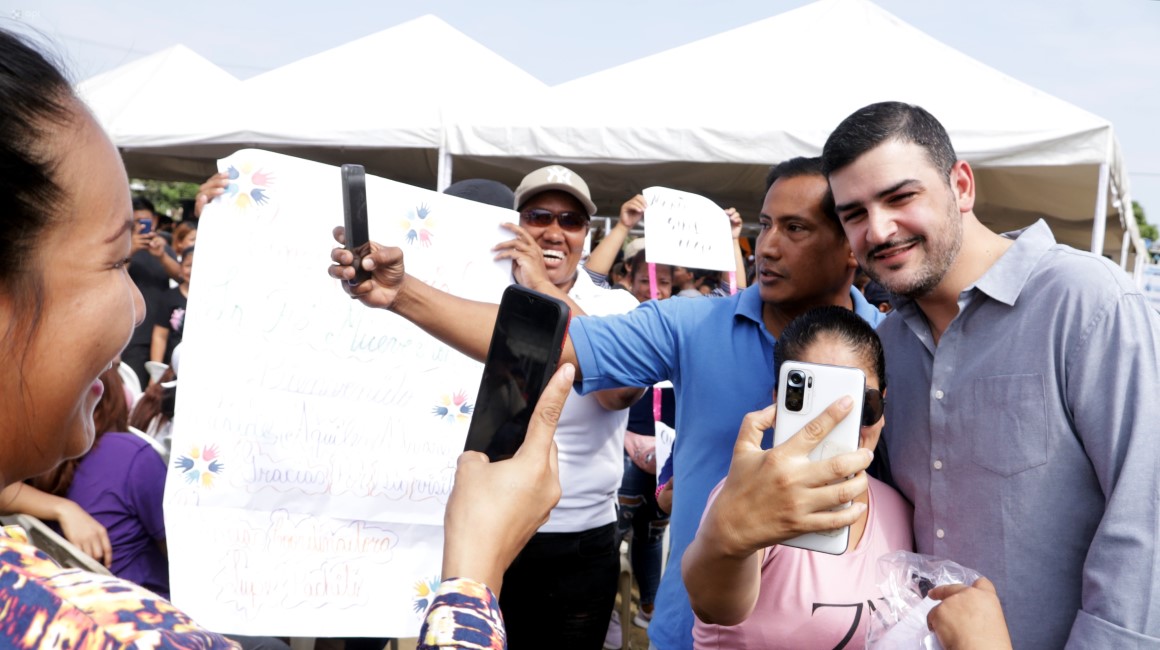 El alcalde de Guayaquil, Aquiles Alvarez, se tomó decenas de 'selfies' con una multitud de diversos barrios que acudió a primer Concejo Cantonal itinerante. 