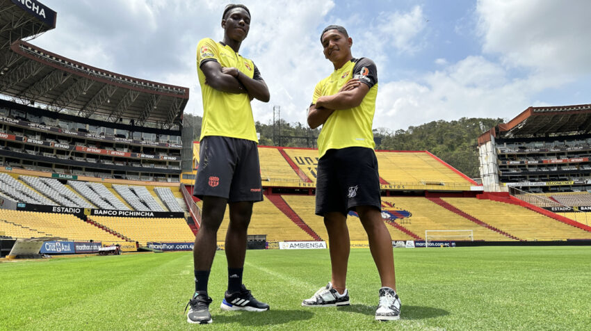 Allen Obando y Jhon Acurio posan con la camiseta de Barcelona en el estadio Banco Pichincha, en septiembre de 2023. 