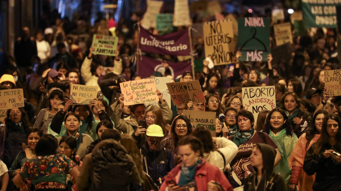 Imagen panorámica de la marcha por el Día de la Acción Global por el Aborto Legal, Seguro y Accesible, en Quito, el 28 de septiembre de 2023.