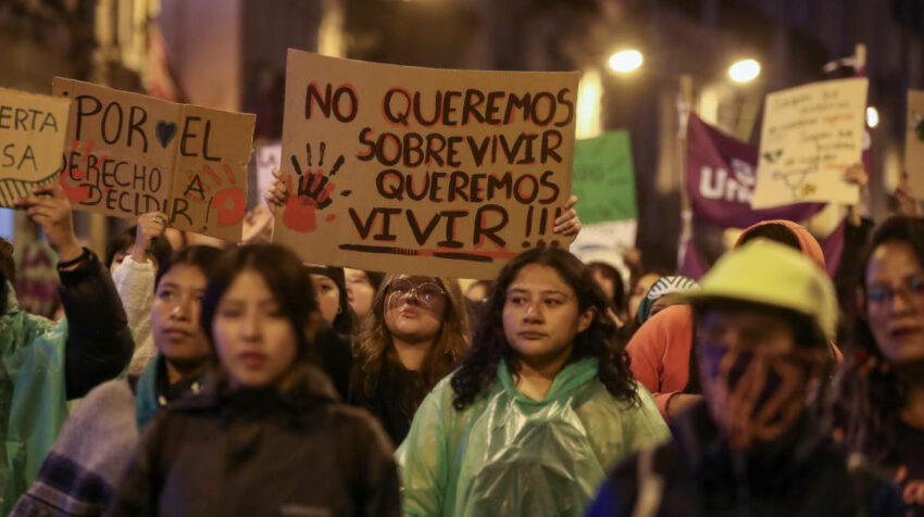 Personas con carteles en la marcha por el Día de la Acción Global por el Aborto Legal, Seguro y Accesible, en Quito, el 28 de septiembre de 2023. 
