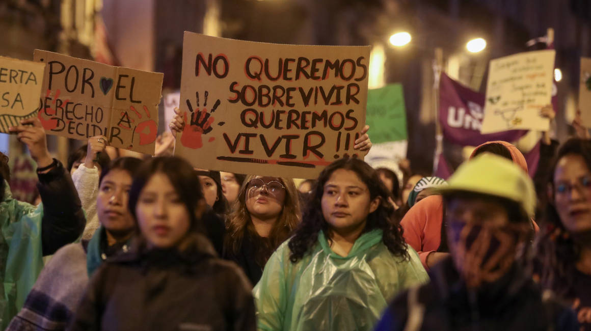 Personas con carteles en la marcha por el Día de la Acción Global por el Aborto Legal, Seguro y Accesible, en Quito, el 28 de septiembre de 2023. 