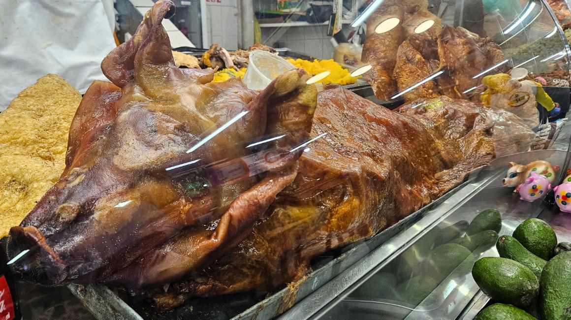De un cerdo salen alrededor de 200 platos, nos dicen en el Mercado La Carolina.