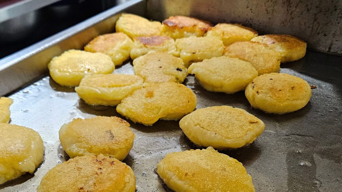 Las tortillas o puré de papas que acompañan el hornado son, normalmente, de la variedad chola.