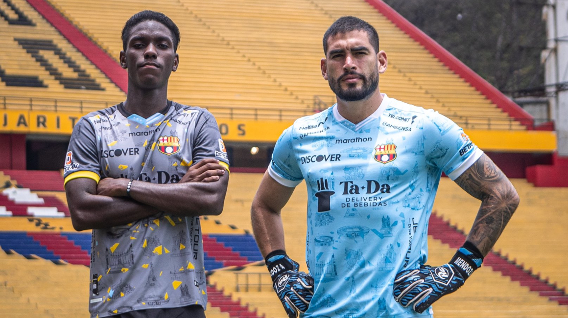 Allen Obando y Víctor Mendoza posan con la camiseta conmemorativa 2023.