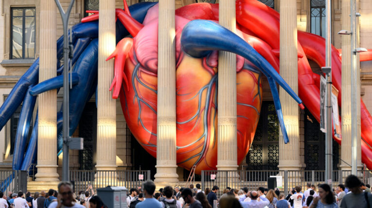 Una instalación gigante titulada 'El Corazón Secreto', se colocó en el ingreso del hospital Barcelona, España, el 28 de septiembre de 2023.