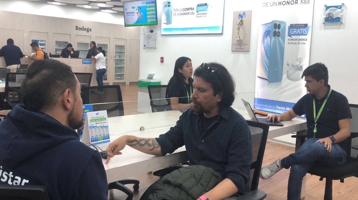 Un cliente solicita información en un centro de servicio de la operadora Movistar, en Quito.