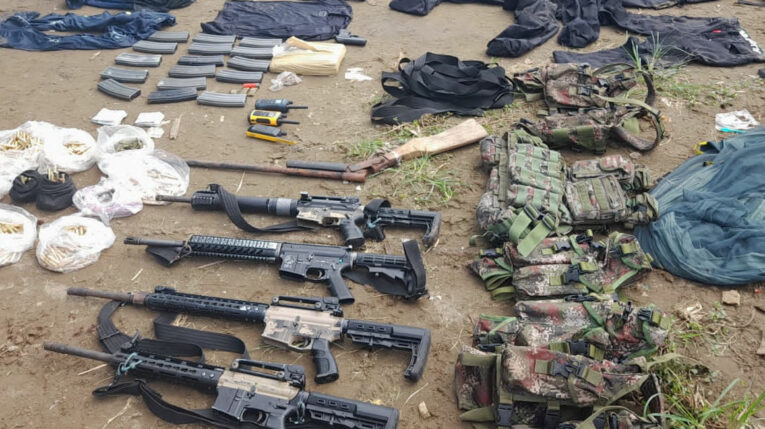 El 24 de agosto de 2023, las Fuerzas Armadas decomisaron un lote armas, municiones y explosivos de tipo militar en una zona rural de Esmeraldas.