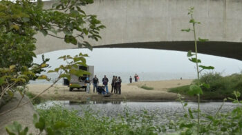 Agentes de la Policía realizan diligencias el 24 de septiembre en Puerto López, al sur de Manabí, donde hallaron tres cuerpos sin vida, baleados y maniatados.