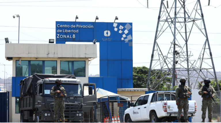 Policía resultó herido de bala frente a la Regional de Guayaquil